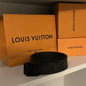 Äkta LV bälte med kvitto - Säljer denna, med kvitto. Den är äkta, box och allt tillbehör följer med. Nypris : 5200kr. Har täckt för kvittot pga att inga andra ska försöka ta bilderna och lura andra folk. Kontakta om ni vill köpa. Köp via plick ör ej tillgängliga. Kontakta om du vill köpa så gör jag så köp via plick funkar. 