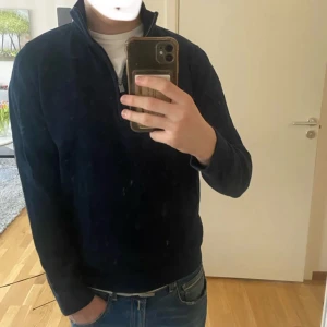 Mörkblå halfziptröja från bondelid - Stilren och snygg halfzip från Bondelid. Strl S, passformen är normal. Den är i bra skick så tveka inte att höra av dig vid frågor!