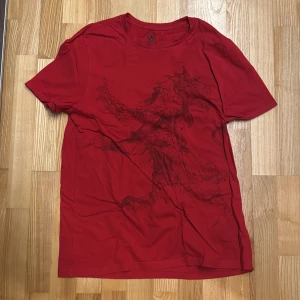 Röd t-shirt  - Säljer denna fina röda tröja som är i bra skick! Storlek M, skriv om ni har frågor🫶