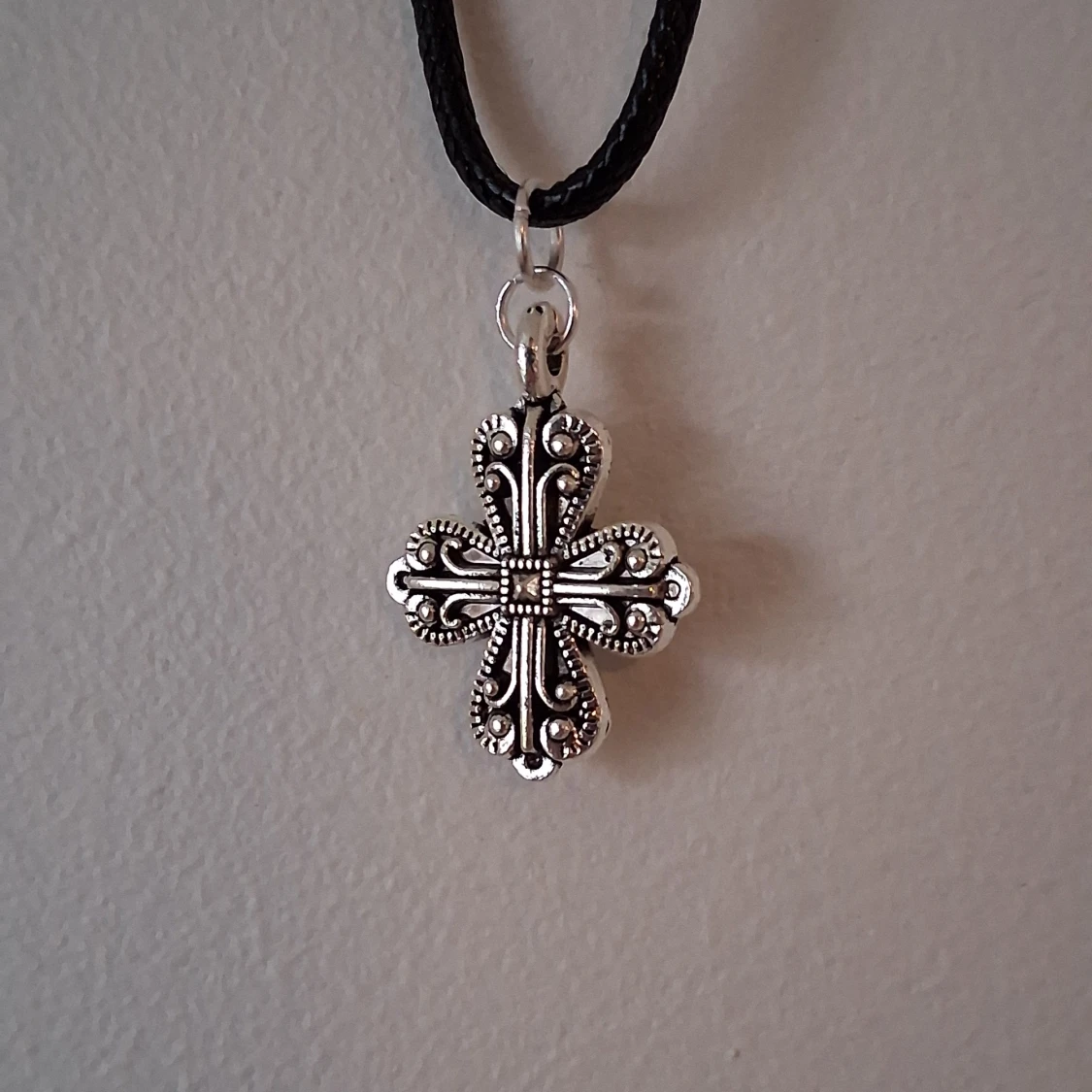 Silverfärgat korshalsband