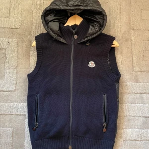 Moncler väst storlek S - En äkta moncler väst i storlek ‼️S ‼️som jag säljer på grund utav att den inte används. Den är lite använd men inga defekter på nått sätt så skulle säga att den är‼️ 9/10‼️ skick har inget bevis på att den är äkta men om man inte ser att det är äkta borde du kanske inte köpa isåfall säljer för endast ‼️2999kr‼️