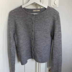 Grå kofta från Gina Tricot - Säljer denna snygga och gosiga kofta ifrån Gina💕 säljer då den inte har kommit till användning🥰har för mig att jag köpte den i höstas för runt 350 kr 