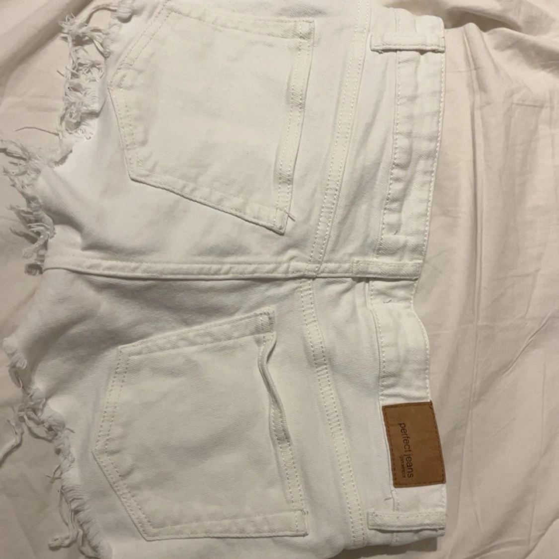 Vita jeansshorts i low waist från Gina tricot  - 2