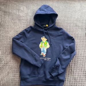 Polo Ralph Lauren hoodie - Polo bear hoodie hoodie | storlek: S | nypris: ca 2500 mitt pris: 1500 | den e sparsamt använd skick 10/10 som helt ny :) Hör av dig vid minsta fundering! mvh Nouk