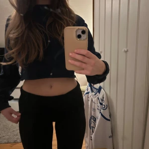Mörkblå croppad tröja - Mörk blå croppad tröja storlek xs