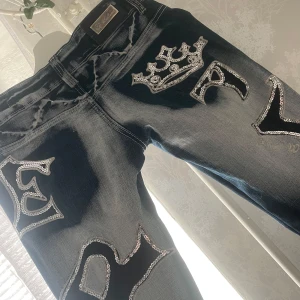 Ett par lågmidjade flared blue queen jeans  - Ett par skit snygga lågmidjade flared blue queen jeans. Älskar dessa jeans men har bytt stil så de får bli att sälja 🙏🏻 En knapp saknas!! Och 2 egengjorda hål i knäna 