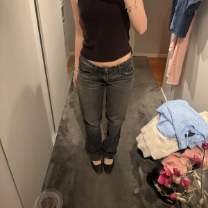 Grå långa jeans - Säljer dessa snygga och låååånga jeansen från Zara. Jag är ca 172cm och de är långa på mig!!!!