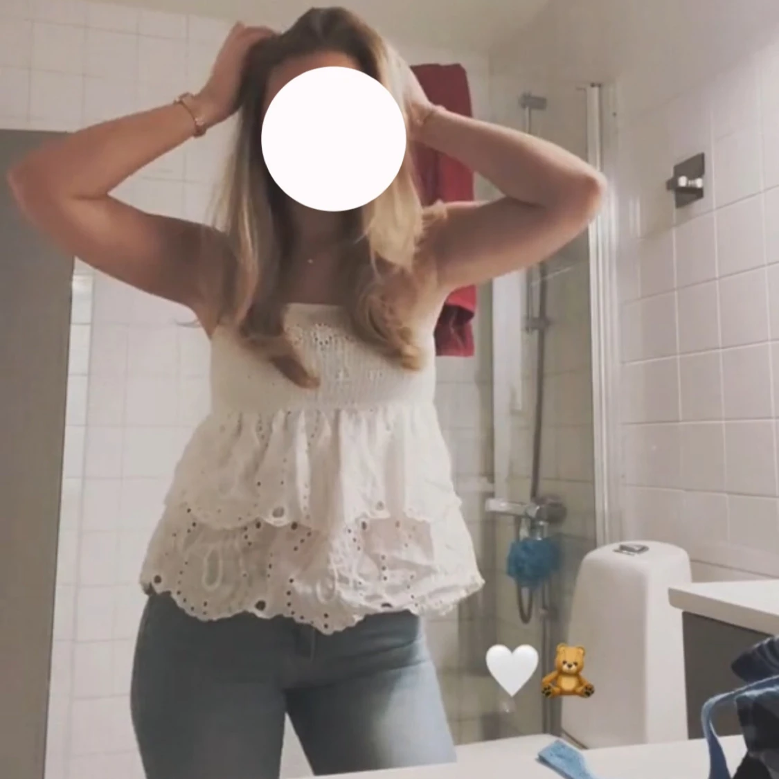 Vit axelbandslös topp med spetsdetaljer