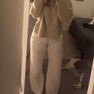 Vita linnebyxor med snörning - Säljer ett par vita linnebyxor med snörning i midjan från Gina,  Byxorna har en loose passform och är perfekta för varma dagar. De är tillverkade i ett lätt och luftigt material som ger en skön känsla, lite skrynkliga på andra bilden men kan stryka innan dem postas om så önskas!😍