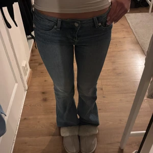 Blå bootcut jeans - Snygga blå bootcut jeans med låg midja. Perfekta för en avslappnad stil. Klassisk design med fem fickor och knappgylf. 💕 skriv vid frågor 