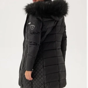 Svart dunjacka utan päls - Snygg svart dunjacka, ganska använd men går att använda, innerst ficka har även hål.säljer denna till någon i behov och priset kan diskuteras lågt!storlek xs, s