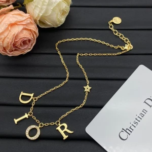 Christian Dior halsband  - Väldigt snygga och oanvända dior halsband inne för tjejer! Box o allting följer med. Högsta kvalité i markanden. (6 kvar)