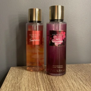 Victoria’s secret parfym - Säljer dessa parfymer/body mists då jag har flertal❤️Två underbara dofter: Temptation och Sky blooming fruit❤️nypris 299, men säljer för 149 kr/st❤️