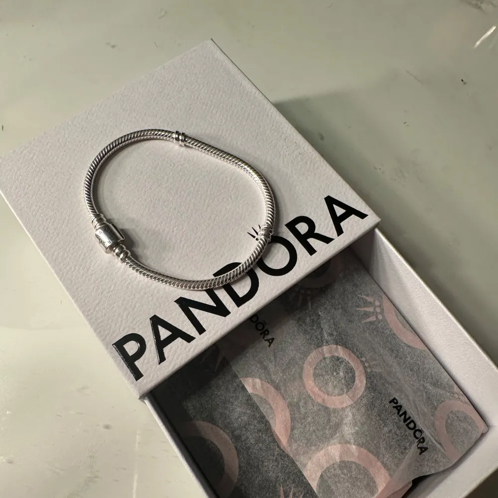 Säljer detta fina ormkedjearmbandet från Pandora. Armbandet är oanvänd och kommer med orginal förpackningen❣️Inköpt för 799kr men mitt pris är 650kr (kan diskuteras vid snabb affär!). Asusteet.