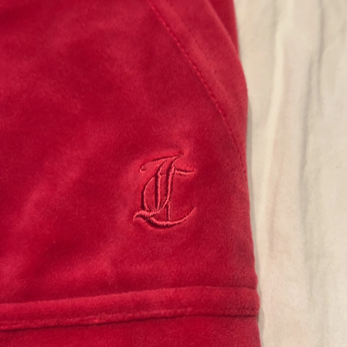 Röda mjukisbyxor från Juicy Couture - 3