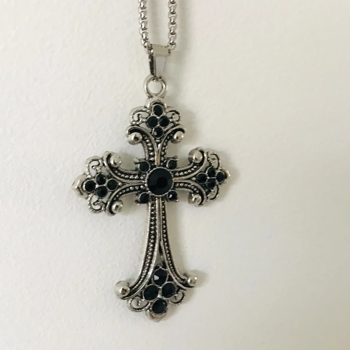 Silverfärgat korshalsband med svarta stenar - 1