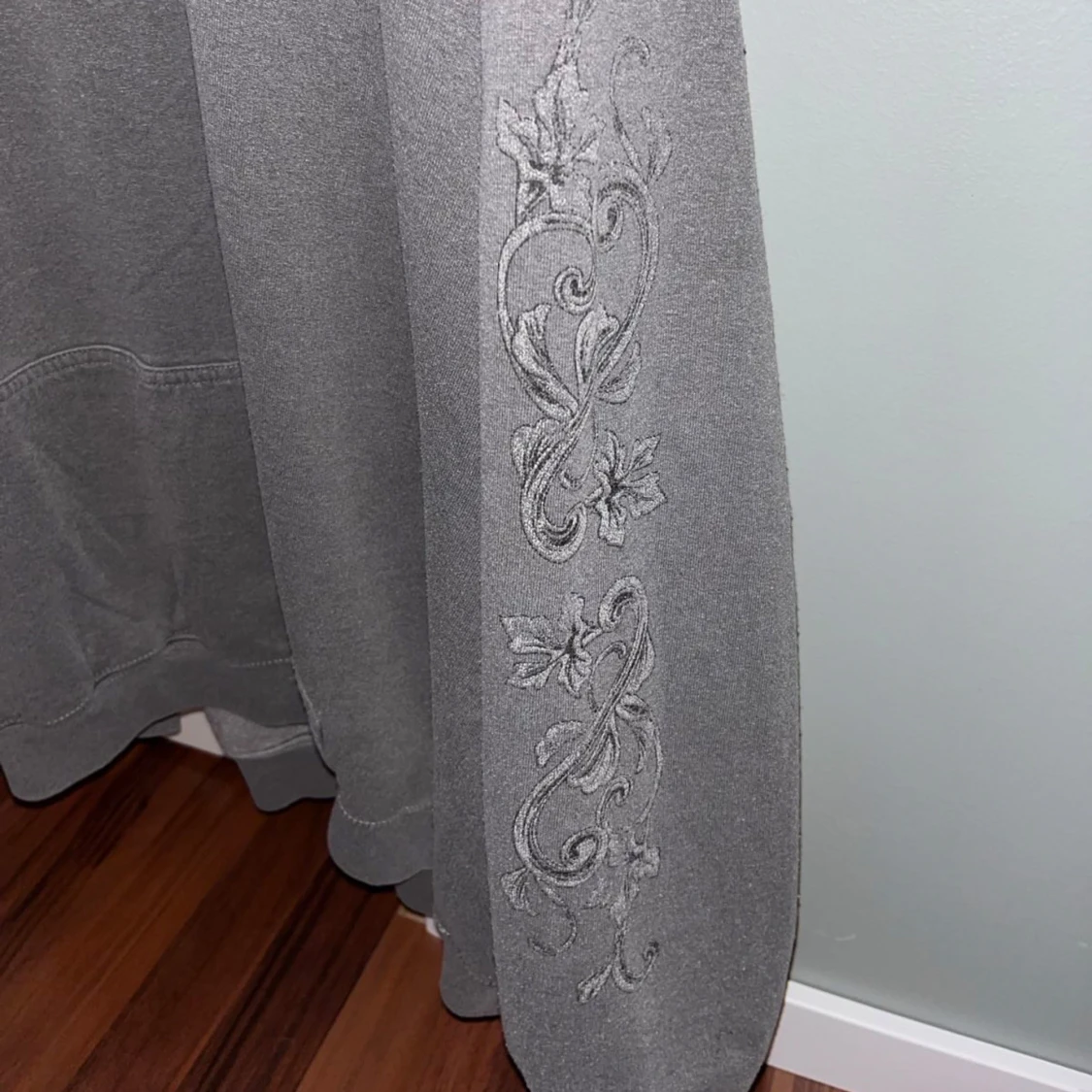 Grå hoodie från Urban Outfitters - 1