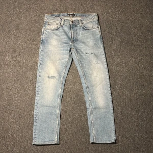  Nudie jeans med slitningar - Ljusblå nudie jeans med slitningar | Skick 9/10 Nästan nyskick | Storlek W30 L34 men sitter som W31 L32 | Komm vid intressen och tveka ej på att fråga