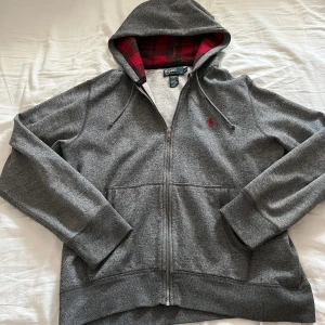 Grå hoodie från Polo Ralph Lauren - Säljer nu min snygga zip hoodie från Polo Ralph Lauren. Varan är använd men i mycket bra skick.