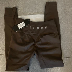 Bruna tights från Relode - Snygga bruna leggings från Relode med hög midja som är stretchiga, därav gick jag ner i storlek och passade perfekt på mig som vanligtvis har S. Aldrig kommit till användning. Köpta för 699kr