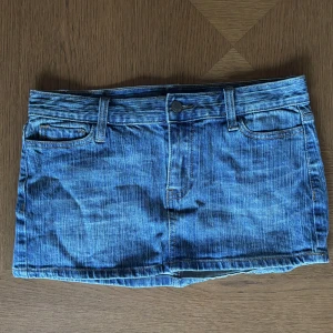 Lågmidjad jeanskjol från John Galt (Brandy Melville) - Supersöt mini jeanskjol köpt på Brandy Melville.  Midjemått: 41 cm rakt över Längd: ca 29-30cm