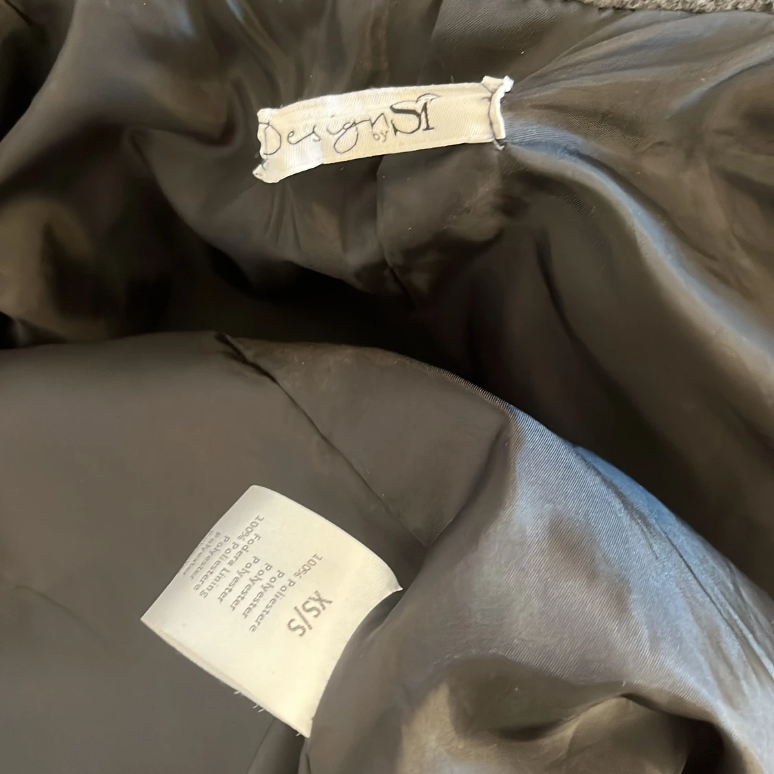 Grå kappa med knappar - 4