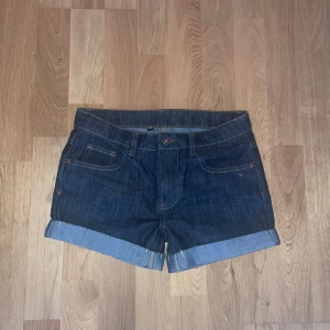 Mörkblå jeansshorts - Snygga mörkblå jeansshorts med låg midja i storlek xs💕