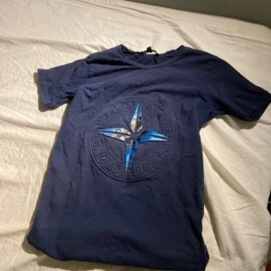Stone island Tisha storlek 152 - Blå stone island T-shirt i storlek 152. 