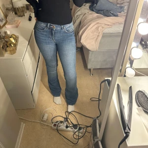 Vero Moda jeans  - Blåa bootcut jeans ifrån vero Moda, mid waist. Använda enbart en gång. Längd 32