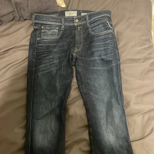 Mörkblå jeans från Replay - Snygga mörkblå jeans från Replay. Byxorna är Använda bara några gånger. Byxorna har inga defekter alls. De ser helt nya ut. 