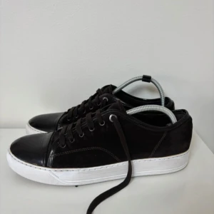 Lanvin skor bud mottages inga skambud. Ledande 2300 kr  - Tja! Säljer nu dessa snygga skor från Lanvin. Är i storlek 43 men vet inte hur mycket jag ska sälja för. Lägg ett bud så kanske jag accepterar det. Hör av dig vid frågor. 