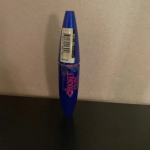 Blå mascara från Maybelline - Säljer en blå mascara från Maybelline, The Rocket Volum' Express. Den har en volymgivande formula och en jet-glider borste för jämn applicering. Perfekt för att ge fransarna extra volym och definition. Helt oöppnad 