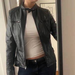 Skinnjacka - Säljer denna supercoola skinnjacka!