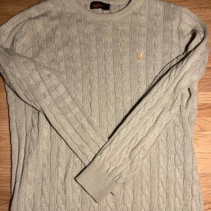 Kabelstickad Morris tröja - Säljer denna kabelstickade Morris tröjan då den inte kommer till användning. Skicket är som nytt då den inte har några alls defekter eller liknande. Storleken är L men passar mig som är M. Ny pris 999 mitt pris 299. Hör av er vid frågor eller funderingar😃👌