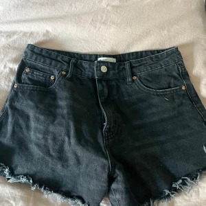 Jeans shorts  - Svarta jeans shorts från Gina tricot! Skriv för fler bilder 💞