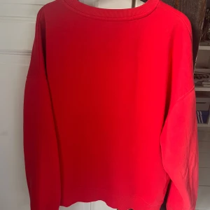 Röd tröja - Säljer en vanlig röd sweatshirt med rund hals och långa ärmar i storlek M. Bra kvalité och mysig ❤️