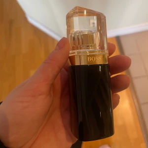 Hugo boss Nuit Pour Femme EDP  - Hugo boss Boss Nuit Pour Femme eau de parfum 🖤 30 ml helt ny                                                                         Topp: Vit persika & vattenackord Hjärta: Jasmin, viol & vita blommor Bas: Varmt trä, mossa & sandelträ