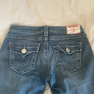 low waist True Religion - jätte snygga lågmidjade jeans från true religion!💗🎀 midjemått: 36cm och innerbenslängd:87cm🎀💗skriv om ni har några frågor eller nått annat💗💗jeansen är straight men de sitter ändå löst nere vid bena!