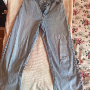Ljusblå jeans från Lindex - Säljer ett par ljusblå jeans från Lindex. De har en klassisk femficksdesign och är tillverkade i ett bekvämt denimtyg. Hig wasted.