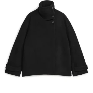 Arket kappa svart - Så snygg kappa från arket! Den är använd en vinter och en höst och har därav lite ”nopprigt” material eftersom att själva jackan från början är i ett luddigare material. Men den är i väldigt bra skick och har inga ytterligare defekter. 