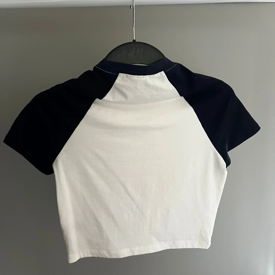 Vit och svart croppad t-shirt från H&M - 1