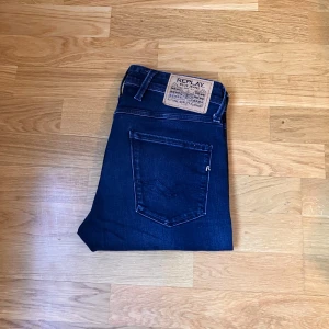 Replay Anbass  - Replay Anbass jeans – Mörkblå, strl 29/34, grym passform!                                                                  Säljer ett par mörkblå Replay Anbass jeans i storlek 29W/32L. Klassisk slim fit med perfekt stretch och bekväm passform. Varsamt använda, i mycket fint skick utan defekter. Kvalitetsjeans som funkar både till vardags och fest! Nypris: 1 600 kr Mitt pris: 599 kr