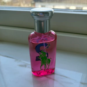 Ralph Lauren parfym - Säljer denna Ralph Lauren Big Pony 2 Eau de Toilette då den inte kommer till användning. Doftar blommigt och fruktigt, väldigt söt. Endast använd en gång. Kan mötas upp i Stockholm!