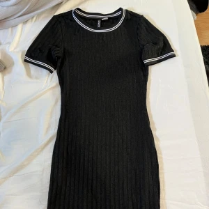 Klänning - Säljer en tajt och formfitted klänning från Hm. Bekväm och sitter bra efter kroppen, går ungefär till knäna.