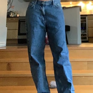 Blå jeans från Sweet Sktbs - Säljer ett par blå jeans från Sweet Sktbs. De har en avslappnad passform och klassisk femficksdesign. Perfekta för en casual look.