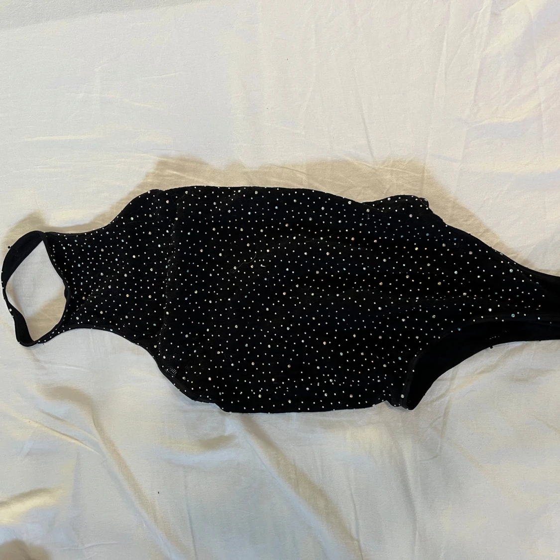 Glittrig halterneckbody från Bershka