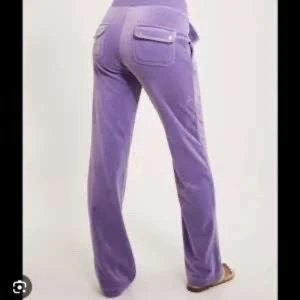 Lila juicy byxor - Lila juicy byxor som säljs för de inte kommer till användning längre. Skriv för fler bilder eller info.💗