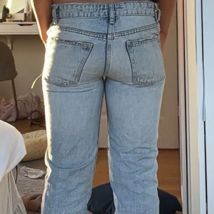 Ljusblå jeansbyxor - Säljer dessa snygga ljusblåa lågmidjade jeans från Zara som tyvärr blivit för små annars hade jag defenetivt fortsatt använda dom💕Är 165 och sitter perfekt i längden