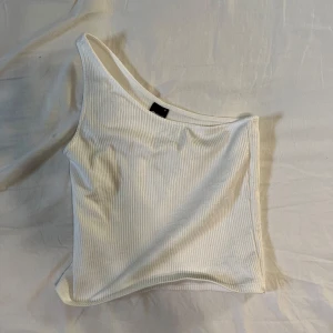 Vit oneshoulder top från Gina tricot - Säljer denna fina One-shoulder toppen från Gina då den inte används mer. Storlek S