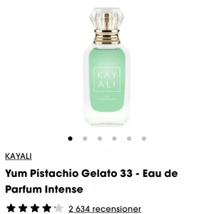 Yum Pistachio Gelato 33 - Eau de Parfum Intense - Säljer Kayali Yum Pistachio Gelato 33, en Eau de Parfum Intense med en fräsch och krämig doft. Perfekt för dig som älskar unika och söta dofter. I 10 ml, originalpris 380kr, säljer för 300 eftersom jag bara sprutat en gång och var inte en personlig favorit